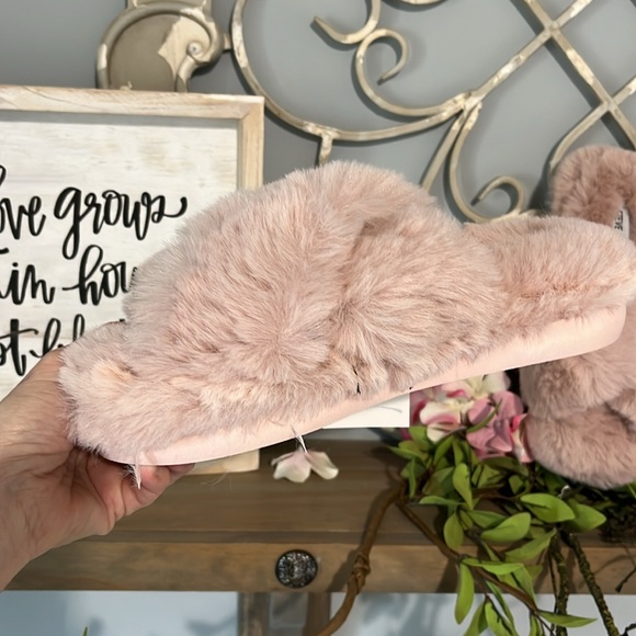 Steve Madden Slipper Pink Fluffy Comfy Slides House Shoe Women 7 8 Plush Slip On - Picture 10 of 12